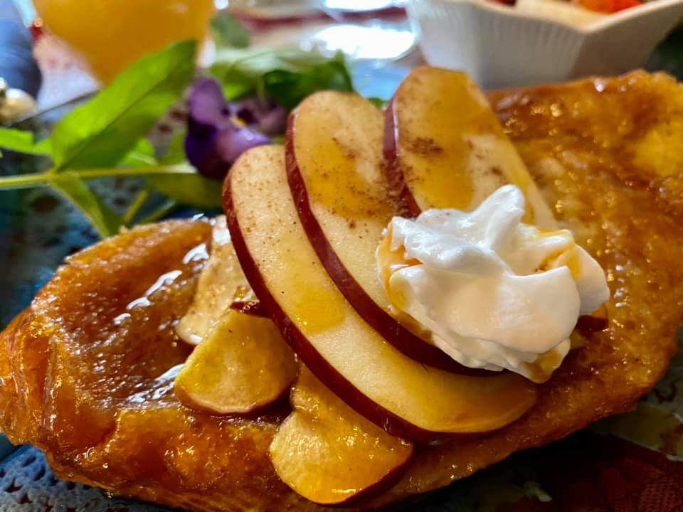 Breakfast at Holden House Caramel Apple French Toast clsup